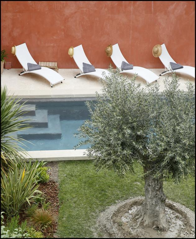 La Maison Rouge D'Uzes B&B Exterior photo